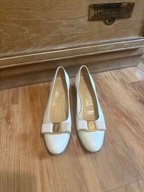 Salvatore Ferragamo Beige Leather Vara Bow Flats with Gold Plaque